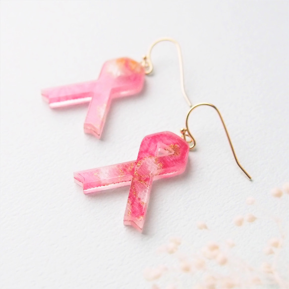 さくらのギフトリボンイヤリング／ピアス｜さくら柄布入りアクリル｜金属アレルギー対応｜桜ハンドメイド2021 1枚目の画像