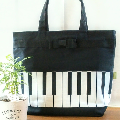 再販 大人のミュージックレッスン。 リボンの付いたピアノ鍵盤模様の