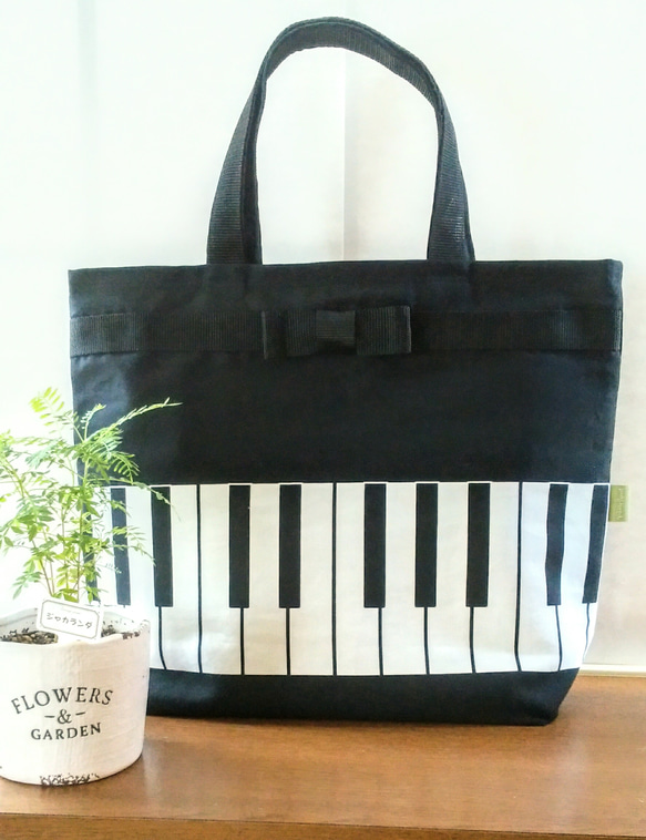 再販 大人のミュージックレッスン。 リボンの付いたピアノ鍵盤模様の