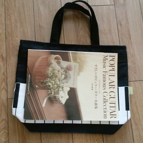 再販 大人のミュージックレッスン。 リボンの付いたピアノ鍵盤模様の