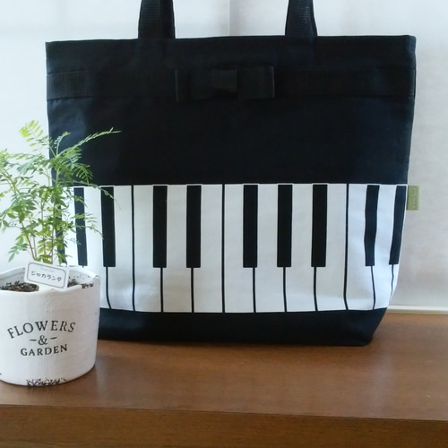 再販 大人のミュージックレッスン。 リボンの付いたピアノ鍵盤模様の