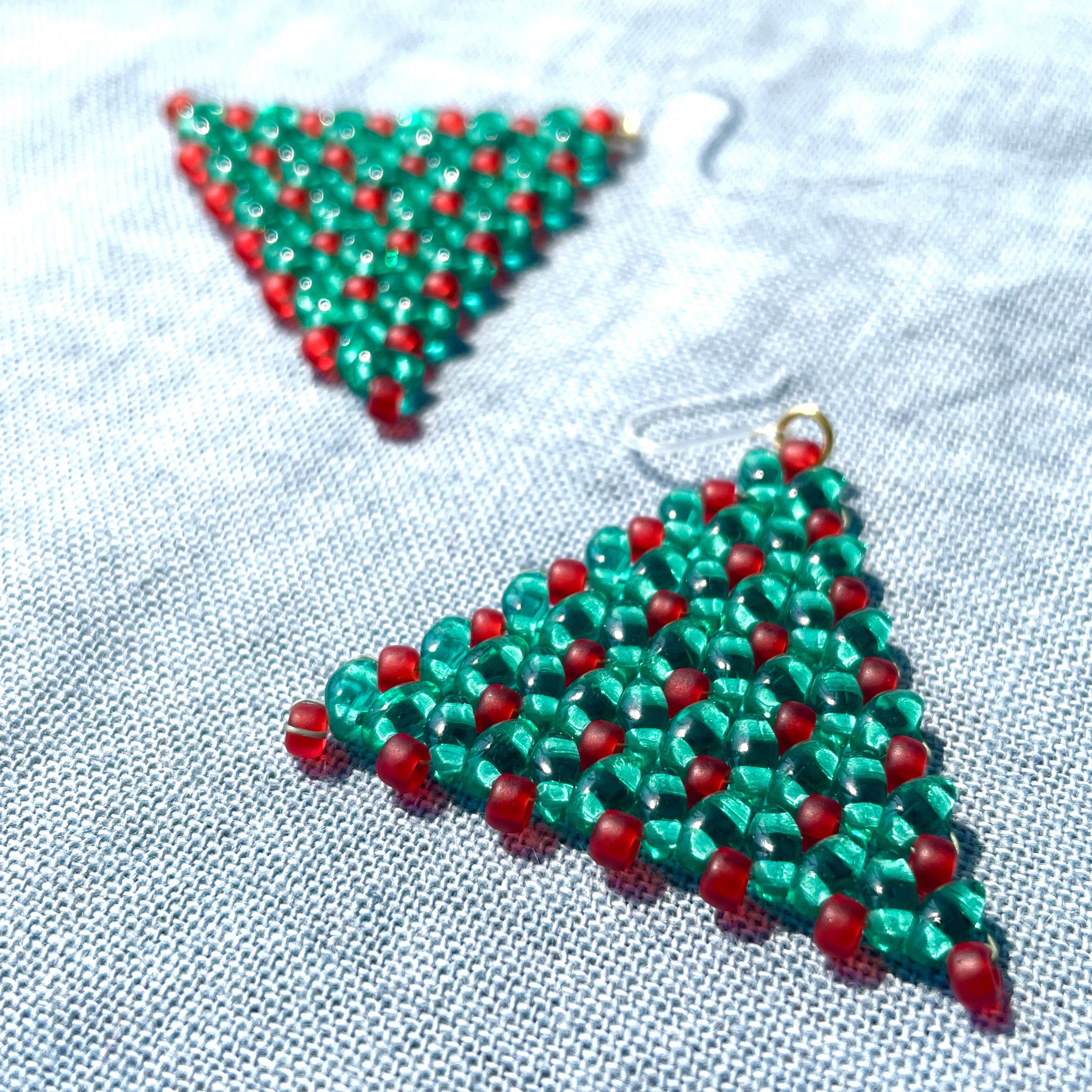 チェコビーズ　ツイン大きな三角　クリスマス　グリーン／レッド　ピアス／イヤリング　サージカルステンレス　アレルギー対応