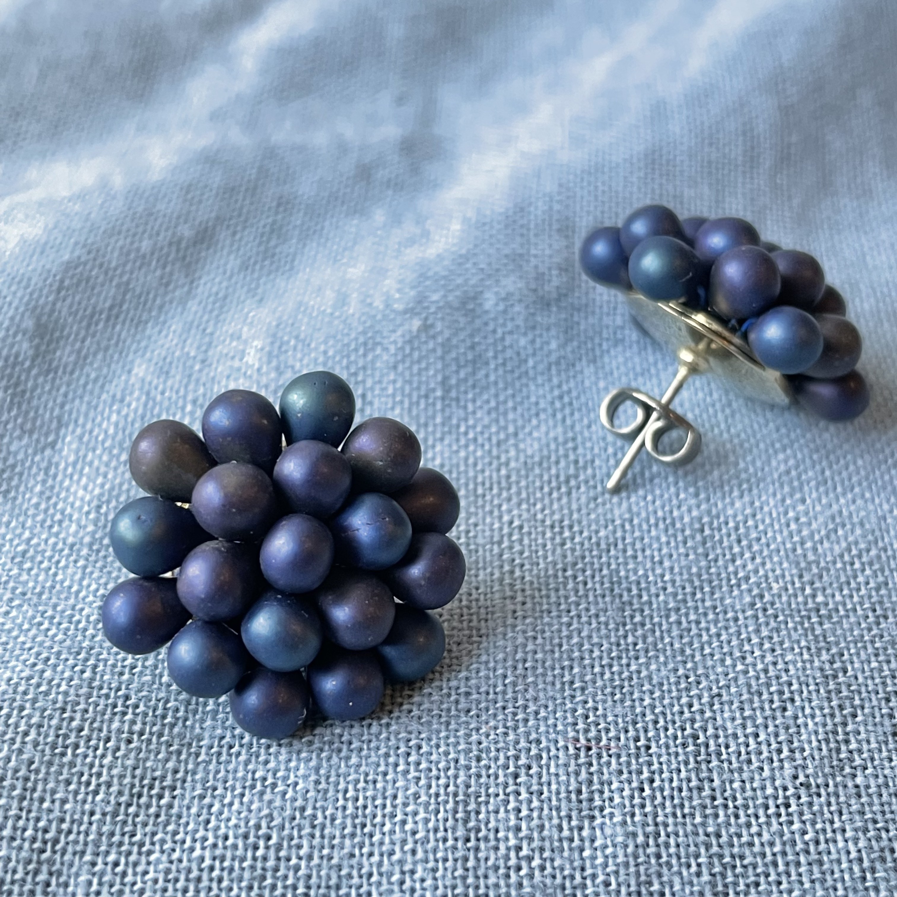 チェコビーズ　ドロップフラワー　ロイヤルブルー　ピアス／イヤリング　チタンポストキャッチ　アレルギー対応　音楽イメージ