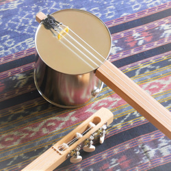 缶ペグ三線～沖縄の伝統楽器を基に弾きやすく～ 楽器・アクセサリ て