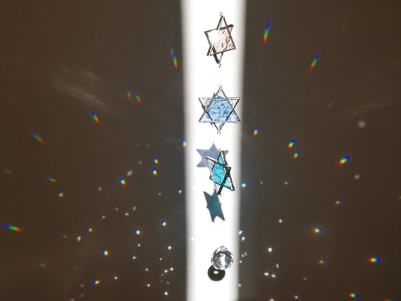 【Kuma様専用ページ】ステンドグラスの六角星サンキャッチャー（アクア色・3連） 3枚目の画像