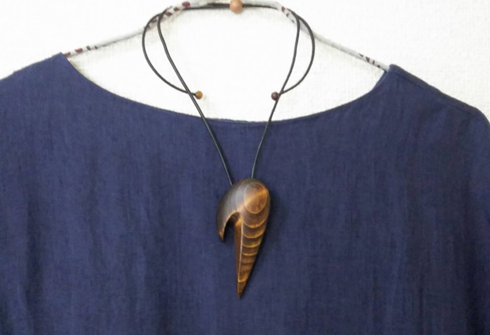 木のペンダントネックレス。木の装身具「鳥」・桧　・オイルステンとウレタン樹脂艶消し