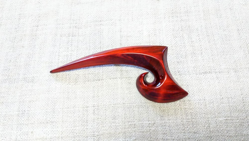 木の装身具。　木のブローチ　羽　　－桧ー