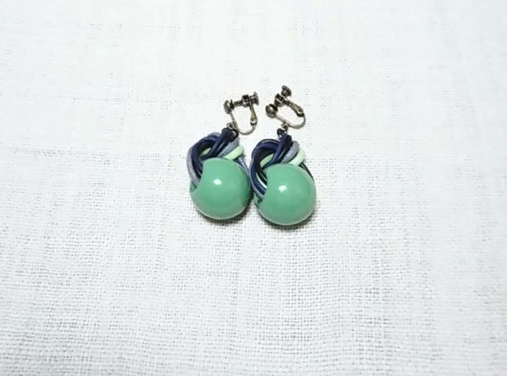 木のイヤリング 「新色新柄２０２０」朴の木玉と革紐　カシューうるし