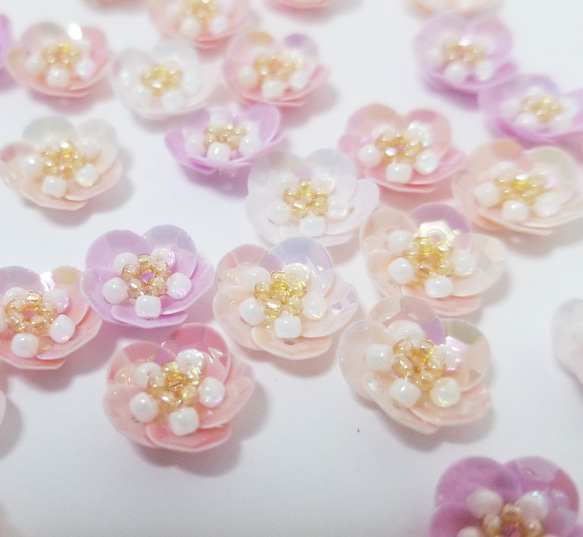 011＊little flowers＊【カボションタイプ】スパンコールで作ったお花12個＊ピンク　カボション　デコパーツ 2枚目の画像