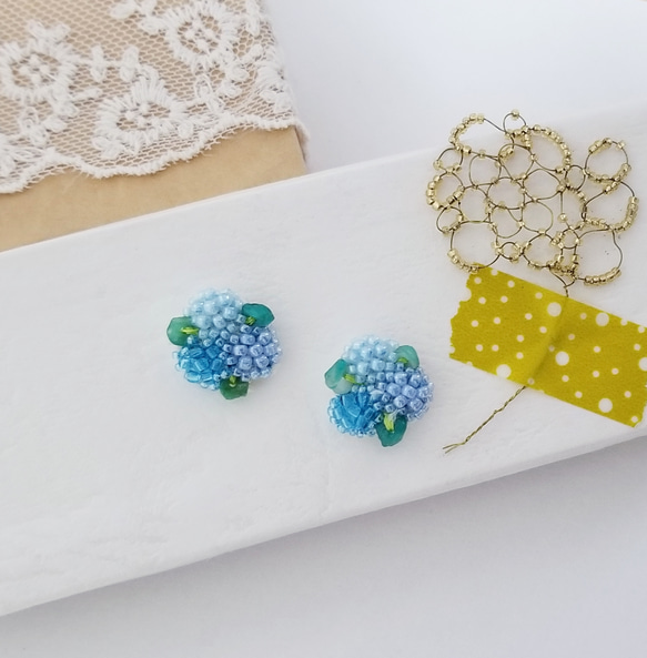 ＊Loidl＊ミニ紫陽花のビーズ刺繍イヤリング　ピアス変更可　涼しげ夏ピアスorイヤリング　ブルー　青 1枚目の画像