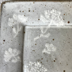 粉引きの変形長皿（白い花柄） 2枚目の画像