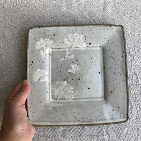 粉引きの変形長皿（白い花柄） 3枚目の画像