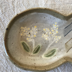 粉ひきのメガネ皿(黄と白花柄) 2枚目の画像