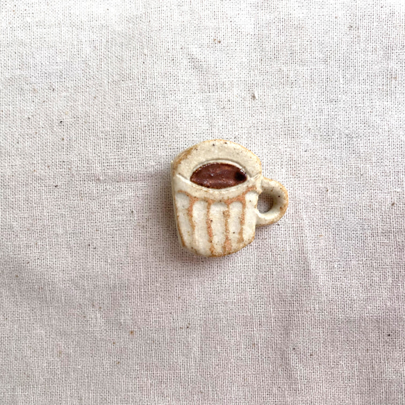 コーヒーカップのブローチ(しのぎ柄) 1枚目の画像