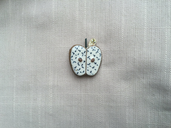 りんごのブローチ（緑色） 2枚目の画像