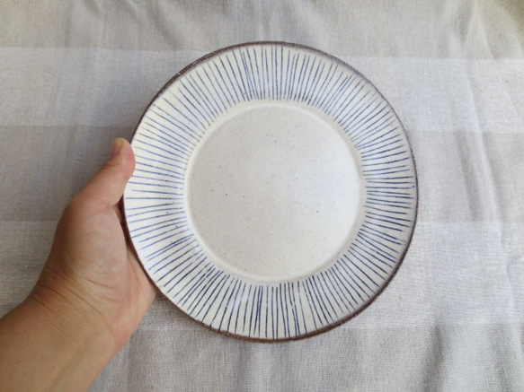 粉引きのパン皿・A(青シマシマ） 1枚目の画像