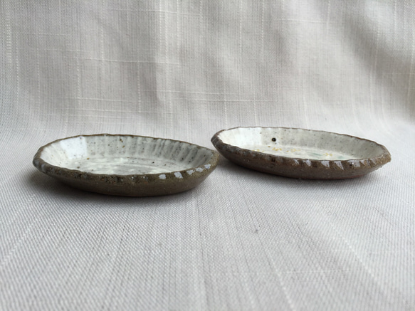 粉引きの楕円豆皿 2枚セット(ミモザ柄•フェンネル柄) 5枚目の画像