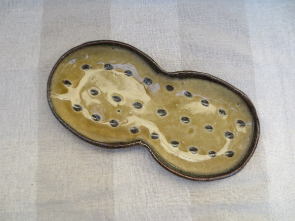 ピーナッツ皿（黄土色） 2枚目の画像