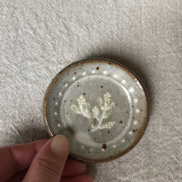 粉引きの豆皿（丸形花柄2枚セット） 3枚目の画像