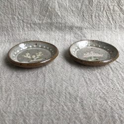 粉引きの豆皿（丸形花柄2枚セット） 4枚目の画像