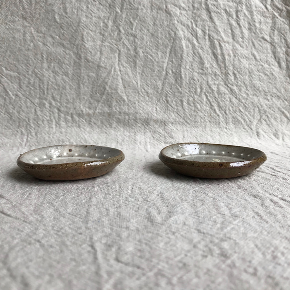 粉引きの豆皿（丸形花柄2枚セット） 5枚目の画像