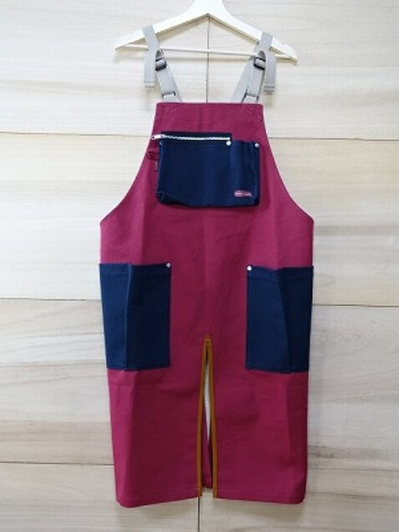 ８号帆布サロペットエプロン　ＳＭサイズ　(赤ワイン×紺）丈夫なエプロン　男女兼用です。 2枚目の画像
