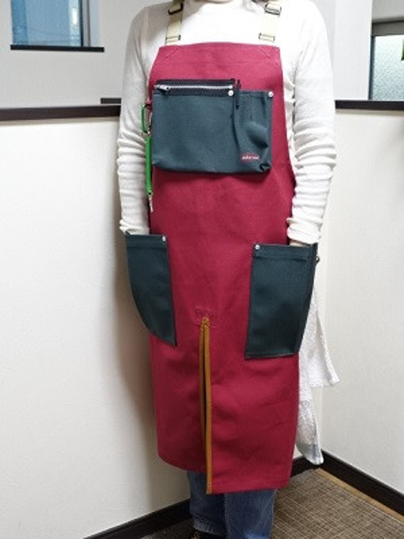 ８号帆布サロペットエプロン　ＳＭサイズ　(赤ワイン×濃グリーン）丈夫なエプロン　男女兼用です。 5枚目の画像