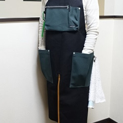 ８号帆布サロペットエプロン　ＳＭLサイズ　(黒×濃グリーン）丈夫なエプロン　男女兼用です。 2枚目の画像