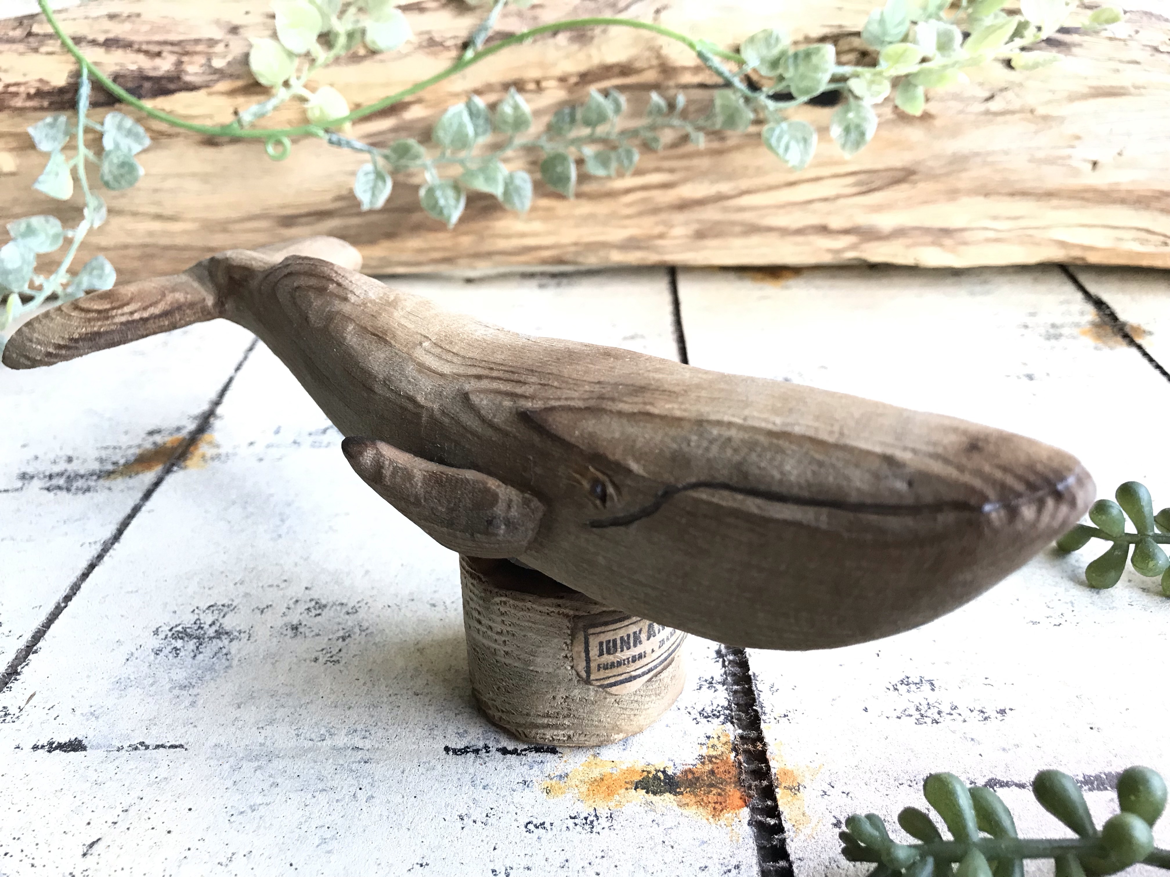 一本の流木から作られた置物 シロナガスクジラのオブジェ（流木風） 立体・オブジェ jucon