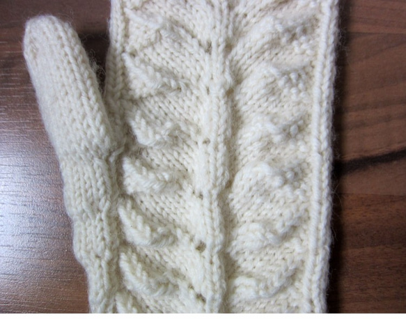 手編み、模様編みミトン、ホワイト 2枚目の画像