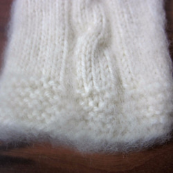 モヘアの手編みミトン、ナチュラルホワイト 2枚目の画像