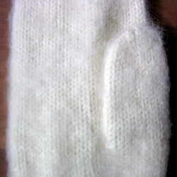 モヘアの手編みミトン、ナチュラルホワイト 3枚目の画像