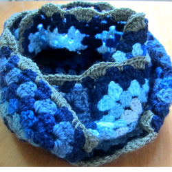毛糸のパッチワーク・手編みスヌード、フィンランド 3枚目の画像