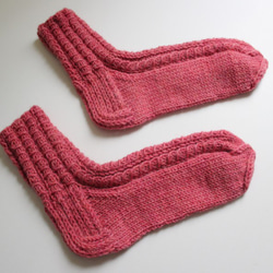 模様編みソックス・薄紅色、手編み、フィンランド 1枚目の画像