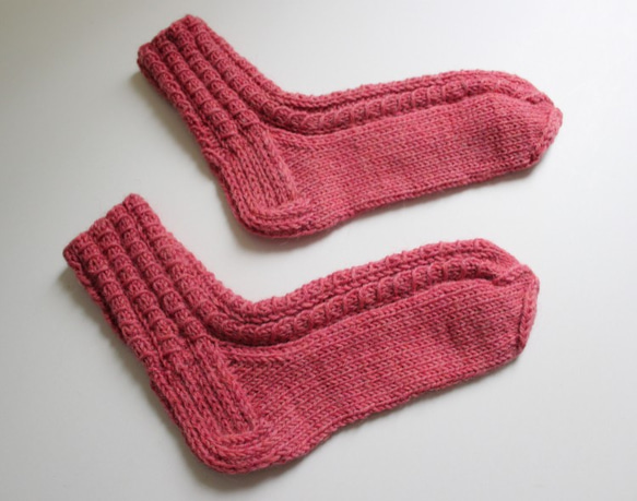 模様編みソックス・薄紅色、手編み、フィンランド 1枚目の画像