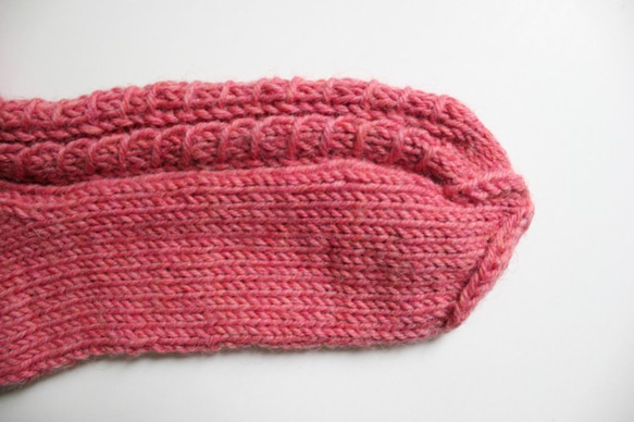 模様編みソックス・薄紅色、手編み、フィンランド 2枚目の画像