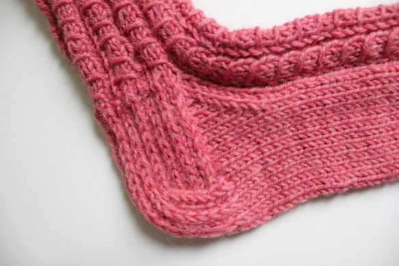 模様編みソックス・薄紅色、手編み、フィンランド 3枚目の画像