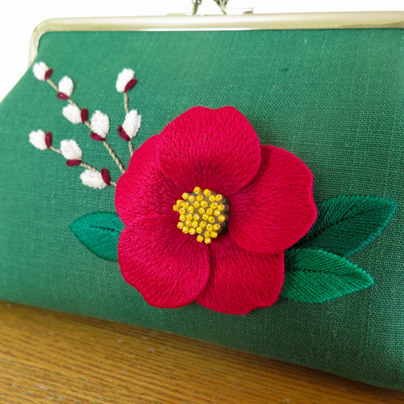 手刺繍のがま口〈椿〉 3枚目の画像