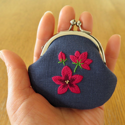 手刺繍の小銭入れ〈赤いお花〉 1枚目の画像