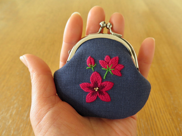 手刺繍の小銭入れ〈赤いお花〉 1枚目の画像