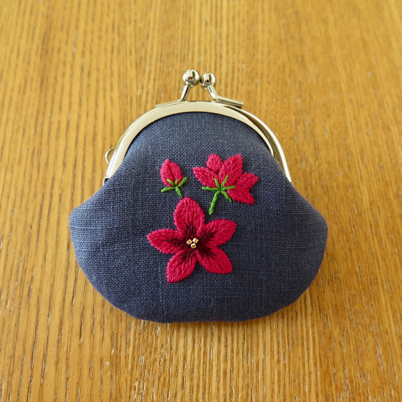 手刺繍の小銭入れ〈赤いお花〉 3枚目の画像