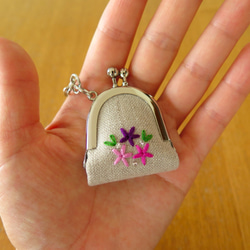 手刺繍の豆がま口〈紫のお花〉 3枚目の画像