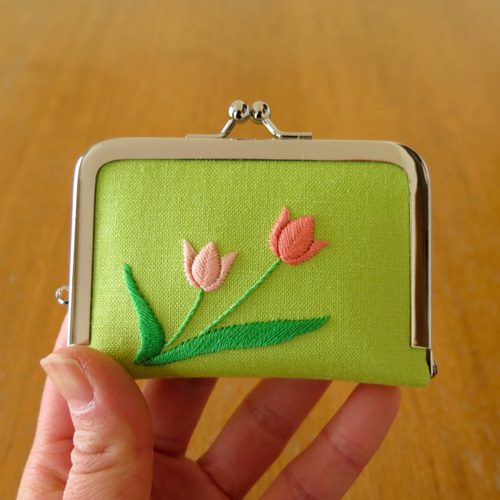 ハンドメイド　手刺繍　がま口ブックカバー☆ まつぼっくりです 手刺繍のがま口ニードルブック〈チューリップ・ピンク〉 がま口 y