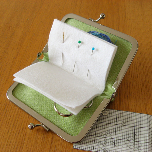 手刺繍のがま口ニードルブック〈サマーストライプ〉 がま口 y