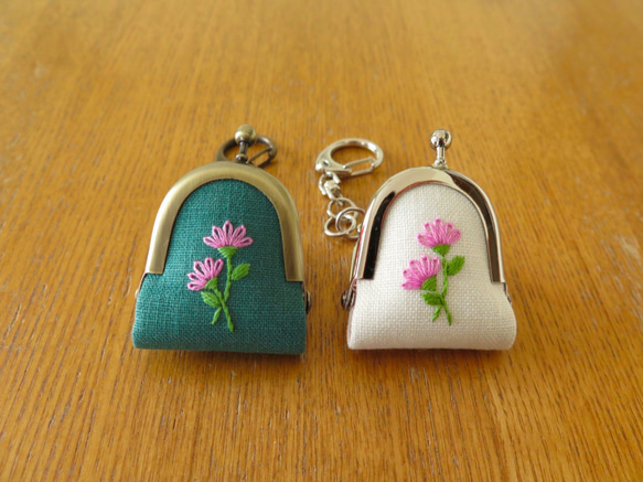 *** 予約品 C様*** 手刺繍の豆がま口〈二輪のお花〉 1枚目の画像