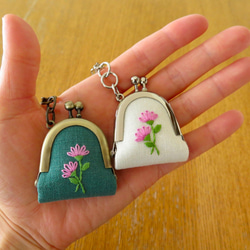 *** 予約品 C様*** 手刺繍の豆がま口〈二輪のお花〉 3枚目の画像