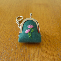手刺繍の豆がま口〈二輪のお花・緑〉 1枚目の画像