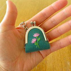 手刺繍の豆がま口〈二輪のお花・緑〉 3枚目の画像