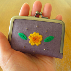 手刺繍のがま口ニードルブック〈オレンジ色のお花〉 1枚目の画像