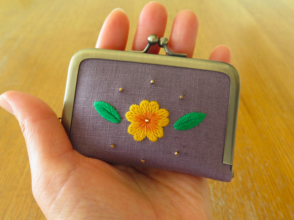 手刺繍のがま口ニードルブック〈オレンジ色のお花〉 1枚目の画像